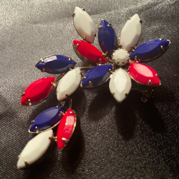 Vintage JULIANA D&E Large Patriotic Red White Blue Flower Leaf Brooch Pin - Picture 2 of 5
